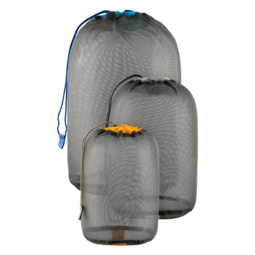 El Set de Bolsas Secas Sea To Summit Lightweight consta de tres bolsas de malla con cordones: una grande con cordón azul, una mediana marrón y una pequeña naranja. Dispuestas de forma escalonada, se mantienen en posición vertical para facilitar el acceso y mantener el estilo.
