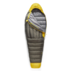 El saco de dormir Pluma Sea to Summit Spark Pro tiene un cuerpo gris con detalles amarillos, parcialmente abierto para mostrar su acogedor interior. Este diseño tipo momia con capucha ofrece un excelente aislamiento y es ideal para aventuras de camping en climas fríos.