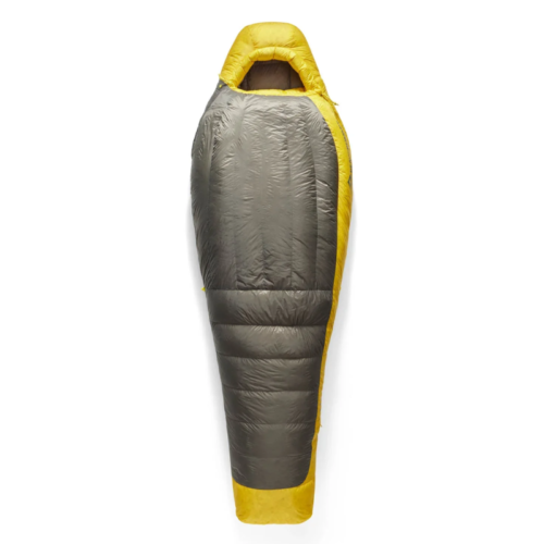 El saco de dormir Pluma Sea to Summit Spark Pro (copia) presenta un cuerpo gris con detalles amarillos. Su diseño tipo momia y la capucha y las zonas para los pies con aislamiento brindan calidez y comodidad, ideal para las noches frías.
