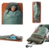 Una persona se acomoda cómodamente en diversas posiciones para dormir usando un saco de dormir verde Sea to Summit Ascent para mujer sobre una colchoneta marrón. El saco de dormir cuenta con capucha y ventilación para los pies, mientras que el logotipo "1% FOR THE PLANET" se destaca en la parte inferior, a juego con el sombrero y la ropa grises.
