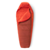 El saco de dormir sintético Sea to Summit Hamelin luce un vibrante diseño de momia en rojo y naranja, con cremallera visible y capucha para mayor comodidad al acampar. Al extenderse, su diseño cónico revela el acogedor forro interior a través de la parte superior sin cremallera.