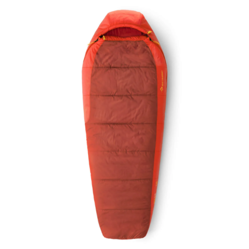 El saco de dormir tipo momia Sea to Summit Hamelin, en vibrantes colores rojo y naranja, es ideal para acampar al aire libre. Este saco de dormir sintético cuenta con capucha, cremallera lateral y costuras visibles, lo que garantiza aislamiento y comodidad en climas fríos.
