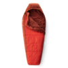 El saco de dormir sintético Sea to Summit Hamelin para mujer, en rojo y marrón, es ideal para aventuras al aire libre. Es un saco de dormir tipo momia con estructura sintética, capucha y pie rectangular. Su interior complementa la capucha marrón oscuro sobre un fondo blanco impecable para mayor comodidad.