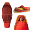 Tres imágenes muestran el Saco de Dormir Sintético Sea to Summit Hamelin Women's: una completamente abierta, otra con una persona con un gorro acostada adentro sobre una colchoneta y la última con alguien cómodamente abrigado con la capucha sobre la cabeza.
