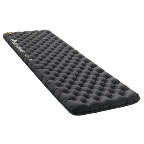 La Colchoneta Sea to Summit Ether Light XR (copia) es una colchoneta inflable rectangular negra con superficie acolchada, ideal para acampar. Su diseño robusto y compacto proporciona comodidad incluso en terrenos irregulares.