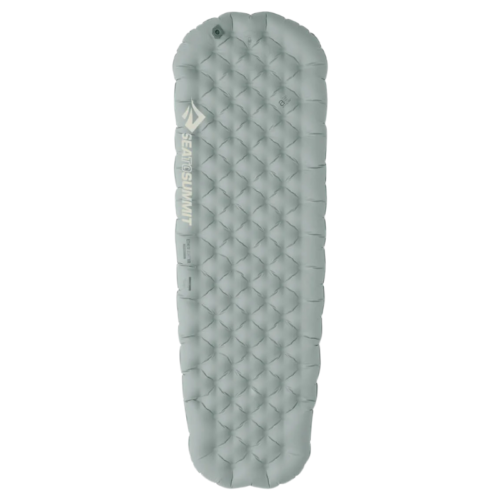 Una colchoneta inflable gris con textura acolchada, diseñada para acampar. Luce el logotipo y la marca "Sea to Summit" en un lateral. Tiene una válvula en la parte superior para inflarla y desinflarla.