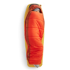 Abrigados con un saco de dormir naranja y rojo, con la capucha puesta, yacen sobre una colchoneta Sea to Summit Pursuit Plus. Llevan un gorro gris, del que solo se les ve parte de la cara y los zapatos, capturando a la perfección una atractiva escena de acampada.