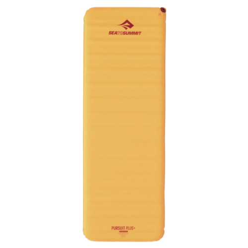 La colchoneta autoinflable Sea to Summit Pursuit Plus es una colchoneta para dormir de color naranja con el logotipo de Ether Light XR Pro cerca de la parte superior, con crestas horizontales y esquinas redondeadas para una comodidad óptima durante los campamentos al aire libre.