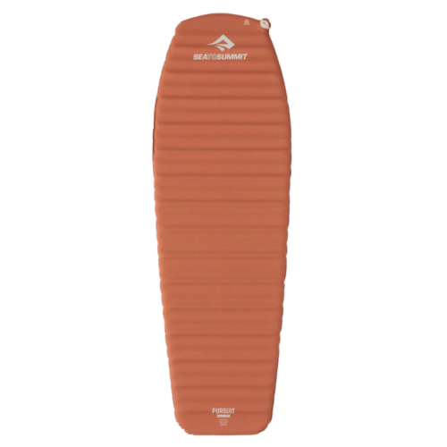 La colchoneta rectangular naranja tiene crestas horizontales con el logotipo "Sea to Summit" en la parte superior y la etiqueta "Pursuit" en la inferior. Esta colchoneta autoinflable Sea to Summit Pursuit Plus está diseñada para uso al aire libre y aventuras de camping.