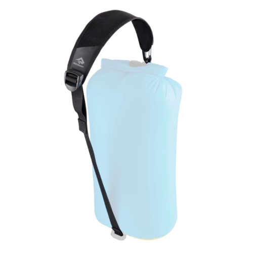 La Bolsa Seca azul claro cuenta con una correa de hombro ajustable negra, cierre enrollable y hebilla para protegerla del agua. Incluye la Correa Desmontable Sea To Summit, que añade comodidad y versatilidad a tus aventuras.