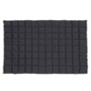 La Manta térmica Outdoor Puelo Kano es una manta acolchada, rectangular y negra con un patrón de cuadrícula cuadrada, ideal para tu próxima aventura al aire libre.