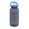 Una botella Nalgene Wide Mouth Sustain Pucon 1L de color gris presenta marcas de medición laterales, una tapa de rosca azul con asa abatible y el logotipo de Nalgene en el frente.