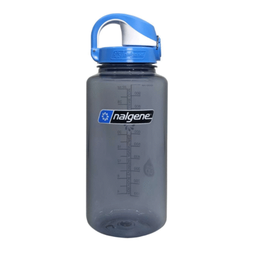 Una botella Nalgene Wide Mouth Sustain Pucon 1L de color gris presenta marcas de medición laterales, una tapa de rosca azul con asa abatible y el logotipo de Nalgene en el frente.