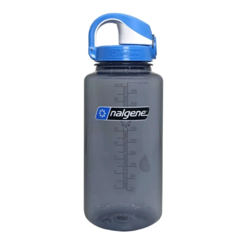 Una botella Nalgene Wide Mouth Sustain Pucon 1L de color gris presenta marcas de medición laterales, una tapa de rosca azul con asa abatible y el logotipo de Nalgene en el frente.
