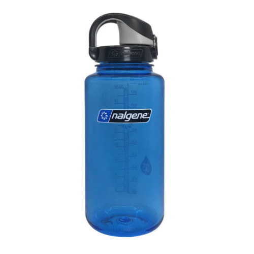 Una botella de agua de boca ancha Botella Nalgene de 1 l de color azul con tapa de rosca negra, asa de transporte, marcas de medición y el logotipo de Nalgene en el frente.