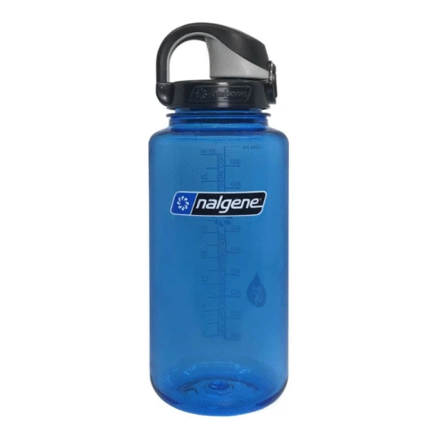 Una botella de agua de boca ancha Botella Nalgene de 1 l de color azul con tapa de rosca negra, asa de transporte, marcas de medición y el logotipo de Nalgene en el frente.