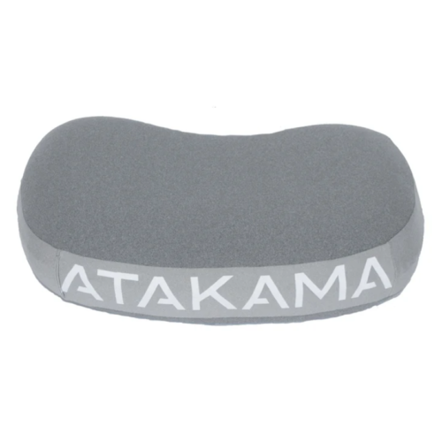 La Almohada Inflable Atakama Outdoor Baker es una almohada cervical gris con un diseño contorneado, la palabra "ATAKAMA" impresa en blanco y una superficie de tela suave. Ofrece soporte ergonómico, ideal para las aventuras de Atakama Outdoor.