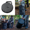 El Basurero Plegable Atakama Outdoor Toltén, con un símbolo de reciclaje, se exhibe en un camping entre árboles y una mesa de picnic. Su diseño compacto lo hace ideal para la recolección eficiente de basura en entornos pintorescos al aire libre.