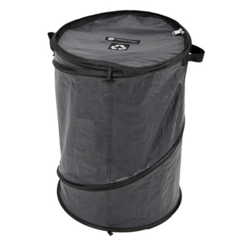 El Basurero Plegable Atakama Outdoor Toltén es un basurero cilíndrico negro, liviano, duradero y plegable, con asas de transporte, tapa con cierre y un símbolo de reciclaje en el frente, ideal para uso en exteriores.