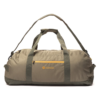 Una bolsa de lona grande verde oliva con correas y asas verde oscuro. Cuenta con un bolsillo frontal con cremallera, un logotipo amarillo que dice "ATAKAMA" y un diseño circular. El compartimento principal tiene cremallera y una correa de hombro desmontable.