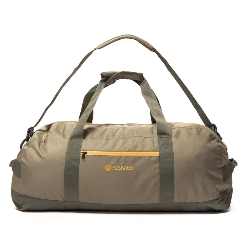 Una bolsa de lona grande verde oliva con correas y asas verde oscuro. Cuenta con un bolsillo frontal con cremallera, un logotipo amarillo que dice "ATAKAMA" y un diseño circular. El compartimento principal tiene cremallera y una correa de hombro desmontable.