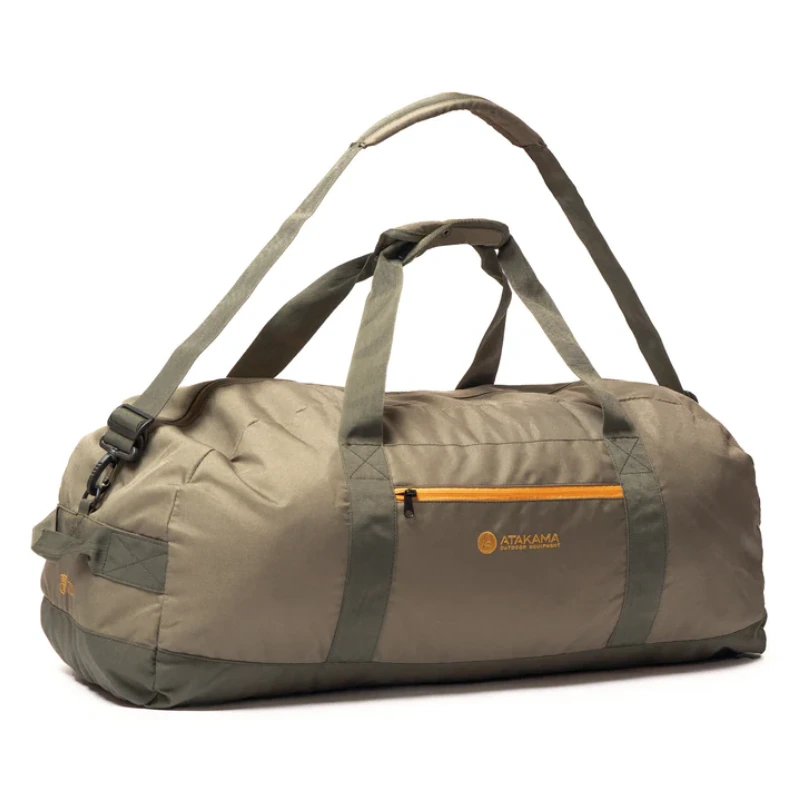 El bolso plegable Atakama Outdoor Ruta 78 de 70 litros, en beige y verde oliva, cuenta con un bolsillo lateral amarillo con cremallera. Incluye dos asas, una correa para el hombro y un elegante logo lateral, ideal para cualquier aventura.