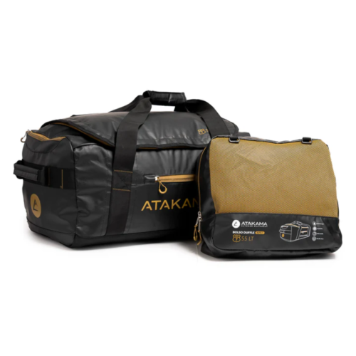 Dos bolsas de viaje negras y marrones sobre fondo blanco. La más grande lleva la inscripción "ATAKAMA" y la más pequeña, "55 LT", que indica su capacidad. Ambas combinan materiales sólidos y malla.