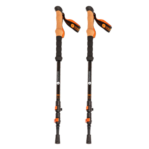 Los bastones de trekking Atakama Outdoor Queulat en negro y naranja cuentan con mangos de corcho, correas ajustables, múltiples secciones de bloqueo y puntas de goma.