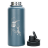 La botella térmica Atakama Outdoor 710ml (copia) en color azul tiene un contorno de pájaro en rama plateado e incluye una tapa de rosca plateada con una tapa de pico abatible negra opcional, ideal para aventuras.
