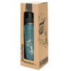 La botella térmica Atakama Outdoor de 710 ml, una botella térmica de color verde azulado con ilustraciones de aves, está elegantemente empaquetada en una caja de cartón marrón que presenta recortes y obras de arte adicionales de aves.