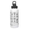 La botella térmica Atakama Outdoor Parques Nacionales de 1 L es blanca, con tapa de rosca negra y mosquetón. Luce los emblemas en blanco y negro de los parques nacionales de Chile, el texto "Parques Nacionales de Chile" y el nombre de la marca en la base.