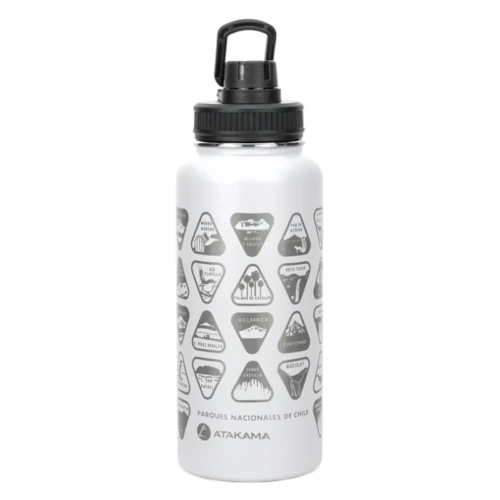 La botella térmica Atakama Outdoor Parques Nacionales de 1 L es blanca, con tapa de rosca negra y mosquetón. Luce los emblemas en blanco y negro de los parques nacionales de Chile, el texto "Parques Nacionales de Chile" y el nombre de la marca en la base.