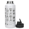 La botella térmica Atakama Outdoor Parques Nacionales de 1 L es blanca con iconos en blanco y negro de los parques nacionales chilenos, como Torres del Paine y Villarrica. Cuenta con una tapa plateada, un mosquetón negro y el texto "Parques Nacionales de Chile", ideal para aventuras al aire libre.