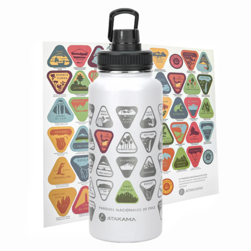 La botella térmica Atakama Outdoor Parques Nacionales de 1 L está decorada con coloridas pegatinas triangulares de fauna y naturaleza de los parques nacionales chilenos. Una lámina con pegatinas similares de Atakama Outdoor realza el vibrante tema del fondo.