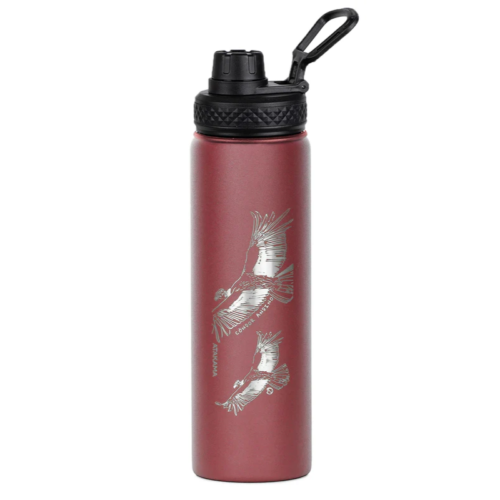 La Botella Térmica Atakama Outdoor de 710 ml en acero inoxidable rojo cuenta con un tapón de rosca y clip negros, perfectos para aventuras al aire libre. Con tres ilustraciones de aves en vuelo, le da un toque de elegancia a tu viaje.