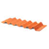 La Colchoneta Aislante Atakama Outdoor La Campana es una colchoneta para acampar de espuma de color naranja con forma de zigzag, con una superficie texturizada y hendiduras, que combina función y diseño para la mejor aventura al aire libre.