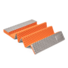 La Colchoneta Aislante Atakama Outdoor La Campana es una colchoneta plegable de espuma naranja y plateada con superficie texturizada para un excelente aislamiento y comodidad. Su diseño tipo acordeón, parcialmente desplegada, la hace perfecta para tu próxima aventura.