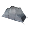 La Carpa Atakama Outdoor Totoralillo 4 Personas (copia) es una espaciosa tienda de campaña tipo túnel para cuatro personas, con múltiples postes curvos y tela gris semitransparente sobre una base gris oscuro. Su robusta construcción la hace ideal para cualquier aventura en Totoralillo.
