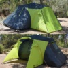 Dos imágenes muestran la Carpa Atakama Outdoor Totoralillo 4 Personas, una tienda de campaña verde y negra para cuatro personas en terreno seco con árboles. Cuenta con varias secciones, amplias solapas de entrada y cuerdas naranjas que la aseguran bajo un cielo soleado con sombra dispersa, ideal para aventuras al aire libre.