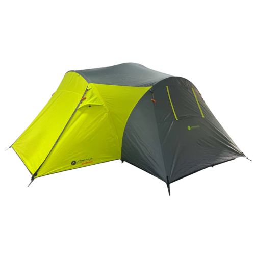 Presentamos la Carpa Atakama Outdoor Totoralillo 4 Personas, una tienda de campaña moderna con paneles verdes y grises. Perfecta para explorar, tiene capacidad para 4 personas y cuenta con puerta con cremallera, solapas de ventilación, tensores resistentes y un logotipo exterior.