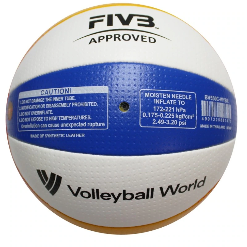 Un primer plano del Balón Playa Voleibol MIKASA BV550C en color blanco y azul, con instrucciones de inflado y etiquetas de precaución impresas en su superficie.