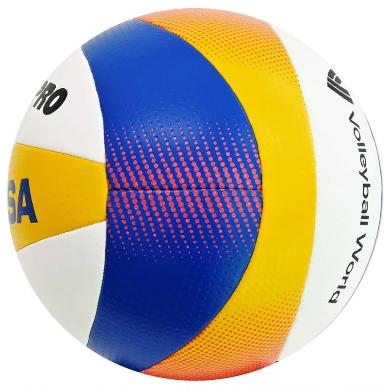 Un primer plano del Balón Playa Voleibol MIKASA BV550C, mostrando sus paneles azules, amarillos, blancos y naranjas con un patrón punteado y texto visible en la superficie.
