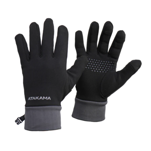 Se presentan dos guantes térmicos Atakama Outdoor Isoflex Malleco negros sobre fondo blanco. Un guante presenta la empuñadura punteada con la palma hacia arriba, mientras que el otro la presenta con la palma hacia abajo. La inscripción "ATAKAMA" aparece en las muñecas de ambos guantes y sus puños grises los hacen perfectos para cualquier aventura unisex.