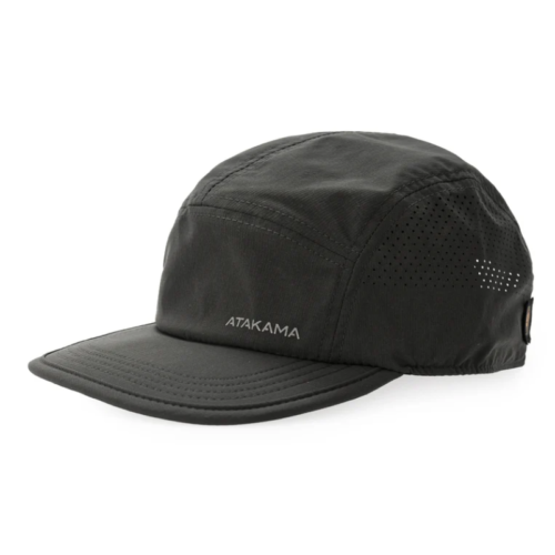 La gorra Jockey Deportivo Atakama Outdoor Five Panel cuenta con ventilación lateral de malla y visera corta, ideal para aventuras al aire libre. El llamativo estampado "ATAKAMA" en blanco en la parte frontal te mantiene con estilo mientras exploras.