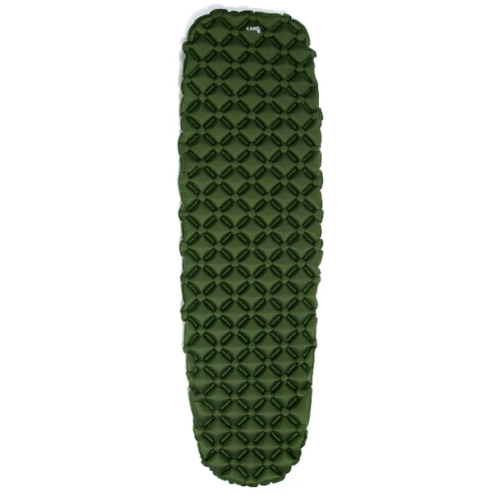 Colchoneta inflable Yerba Loca Kano color verde oliva con un patrón acolchado en forma de diamante, sobre un fondo blanco. La colchoneta tiene extremos cónicos y una pequeña válvula en la parte superior.