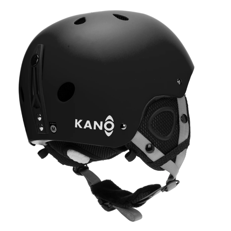 Se muestra un casco deportivo Kiddo Kano negro sobre un fondo blanco, con orificios de ventilación, correas ajustables grises y el logotipo "Kiddo Kano" en el lateral.