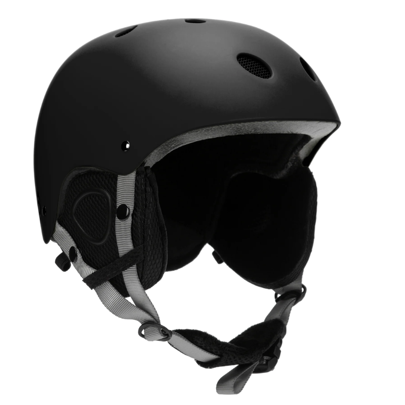El Casco de Nieve para Niños Kiddo Kano es un casco negro con orificios de ventilación, protectores para las orejas y una correa de barbilla ajustable: protección ideal para los niños durante el ciclismo, la patineta o los deportes de nieve.