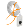 Un cable blanco enrollado asegurado con bridas de color naranja se conecta a un pequeño rectángulo con la etiqueta "Lámpara Led Line Atakama Outdoor Cruz del Sur 750lm", que presenta un logotipo de triángulo negro sobre un fondo blanco prístino, que se integra perfectamente con su entorno.