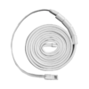 El cable plano en espiral de color blanco tiene múltiples fundas protectoras en un extremo y un conector USB en el otro, ideal para alimentar tu equipo Lámpara Led Line Atakama Outdoor Cruz del Sur 750lm.