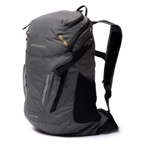 El bolso plegable Atakama Outdoor Ruta 78 de 70 litros cuenta con múltiples compartimentos, correas de hombro acolchadas y bolsillos laterales. Con líneas curvas y detalles en marrón claro sobre fondo gris, es perfecto para tu próxima aventura.